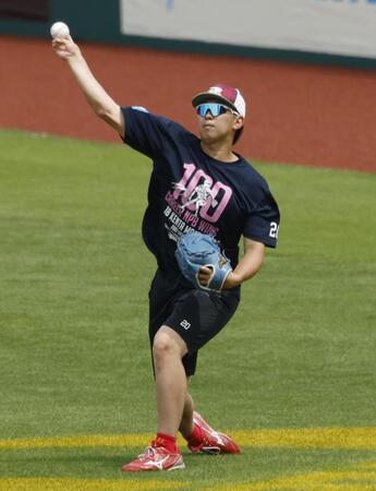 　キャッチボールで調整する伊藤樹＝２３日
