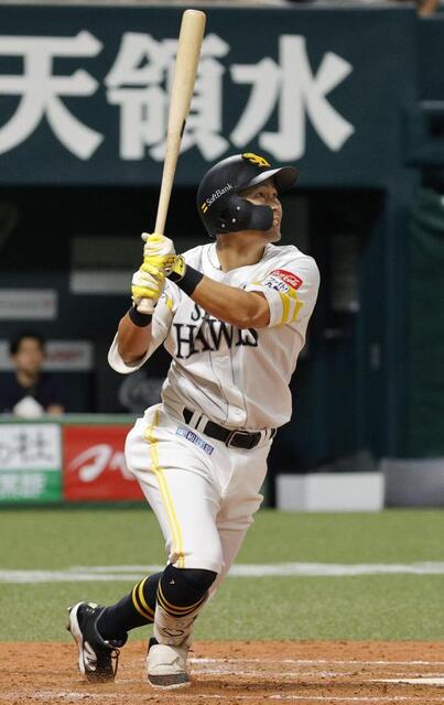 　８回、代打中村晃が中飛に倒れる
