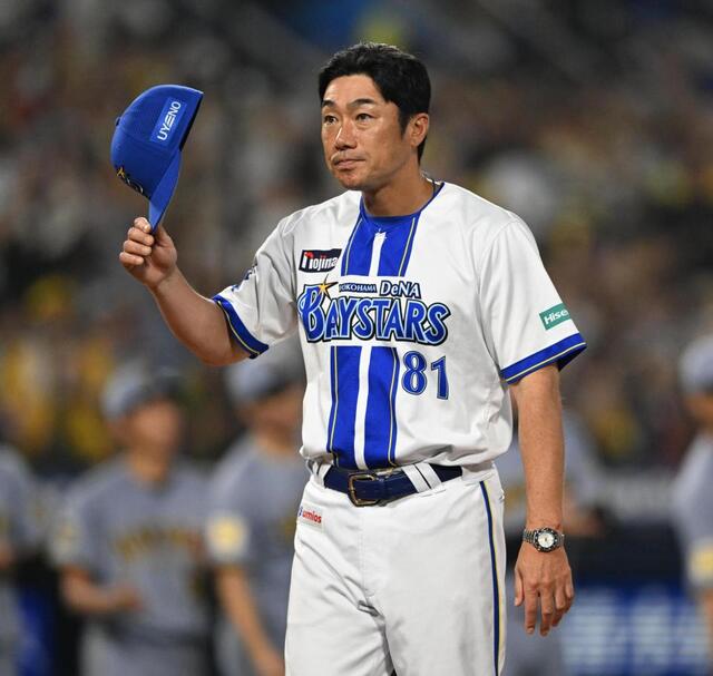 試合後、挨拶をするＤｅＮＡ・相川監督＝横浜スタジアム（撮影・堀内翔）