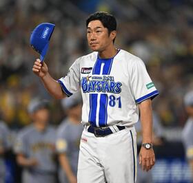 試合後、挨拶をするＤｅＮＡ・相川監督＝横浜スタジアム（撮影・堀内翔）