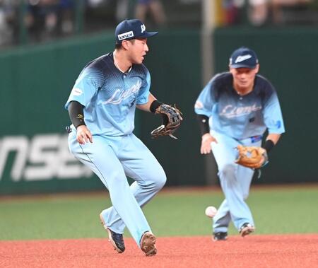 ３回、奈良間の打球をファンブルする渡部（撮影・園田高夫）