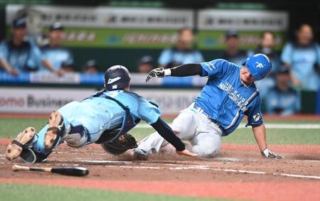 ５回、奈良間の右飛で三塁走者・大塚が本塁狙うがアウトとなる（撮影・園田高夫）