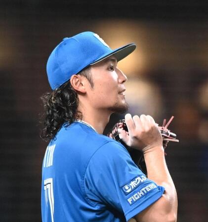 ６回、スコアボードを見つめる伊藤（撮影・園田高夫）