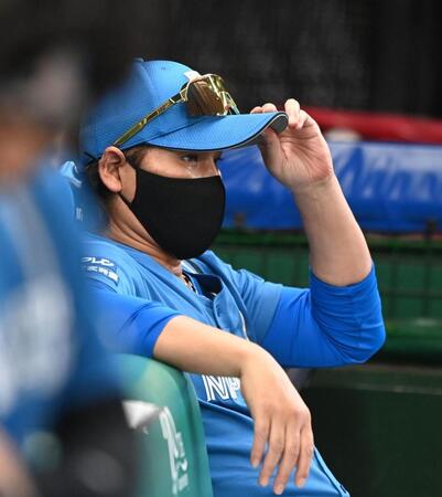 戦況を見つめる新庄監督（撮影・園田高夫）