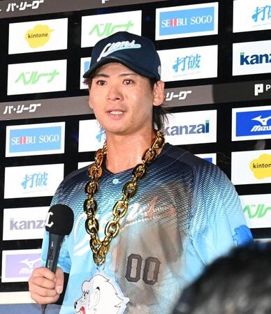 お立ち台で目を真っ赤にする仲田（撮影・園田高夫）
