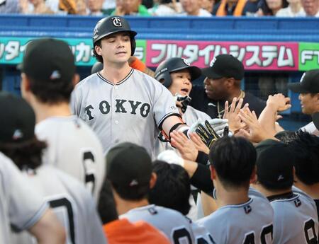 １回、先制３ランを放ちナインに迎えられるダルベック（撮影・金田祐二）