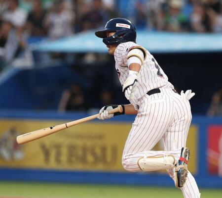 １回、左前打を放つ山田（撮影・金田祐二）