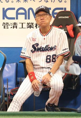ベンチで厳しい表情の池山監督（撮影・金田祐二）