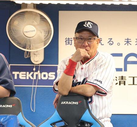 厳しい表情の池山監督（撮影・金田祐二）