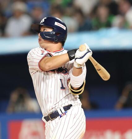 ３回、左越えに安打を放つ山田（撮影・金田祐二）