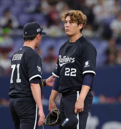 ６回、村林に適時打を許し岸田監督（左）に降板を告げられる九里（撮影・坂部計介）