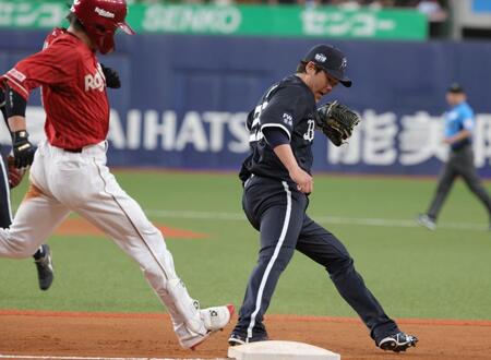 ６回、黒川の一ゴロでベースカバーに入る九里（撮影・坂部計介）