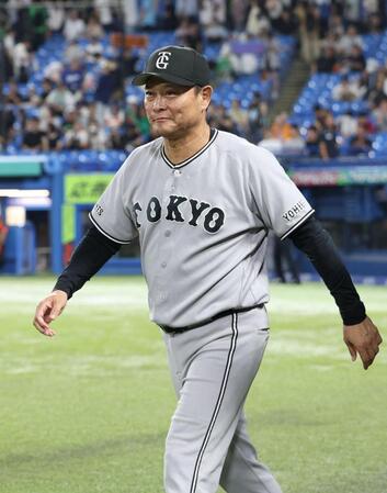 満足そうに球場を後にする橋上監督代行（撮影・金田祐二）