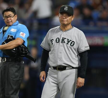 選手交代を告げる橋上監督代行（撮影・金田祐二）