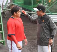 原監督（当時）にあいさつする広島時代の戸根千明氏＝２０２３年２月