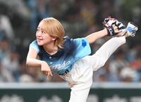 セレモニアルピッチを行った声優の潘めぐみ（撮影・園田高夫）