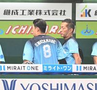 ３回、トレーナーとベンチ裏にさがる渡部（左）＝撮影・園田高夫