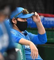 戦況を見つめる新庄監督（撮影・園田高夫）