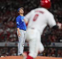 ５回、ボークを犯し、広島三走・勝田成の生還を許した吉野（撮影・北村雅宏）