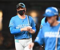 ８回、うつろな表情で選手交代を告げる新庄監督（撮影・園田高夫）