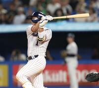 ４回、左前打を放ち猛打賞の山田（撮影・金田祐二）