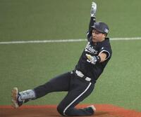１回、来田は右越えに適時打を放ち、三塁へスライディング（撮影・坂部計介）