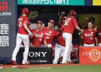６回、宗山の適時打にわく吉井監督ら楽天ベンチ（撮影・坂部計介）