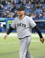満足そうに球場を後にする橋上監督代行（撮影・金田祐二）