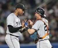 最後を締め小林と喜ぶマルティネス（撮影・金田祐二）
