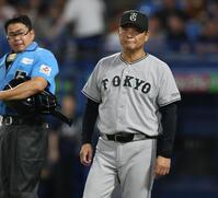 選手交代を告げる橋上監督代行（撮影・金田祐二）