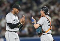 最後を締め小林と喜ぶマルティネス（撮影・金田祐二）