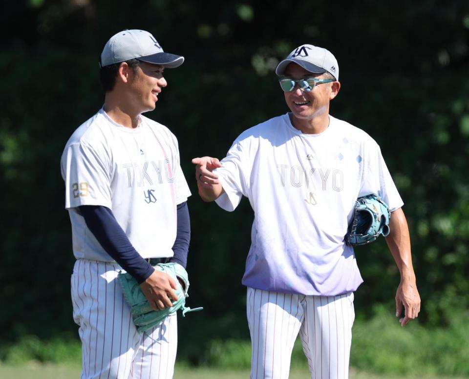 小川（左）と笑顔の石川（撮影・金田祐二）
