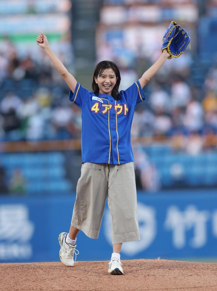 ファーストピッチを務める黒島結菜（撮影・金田祐二）