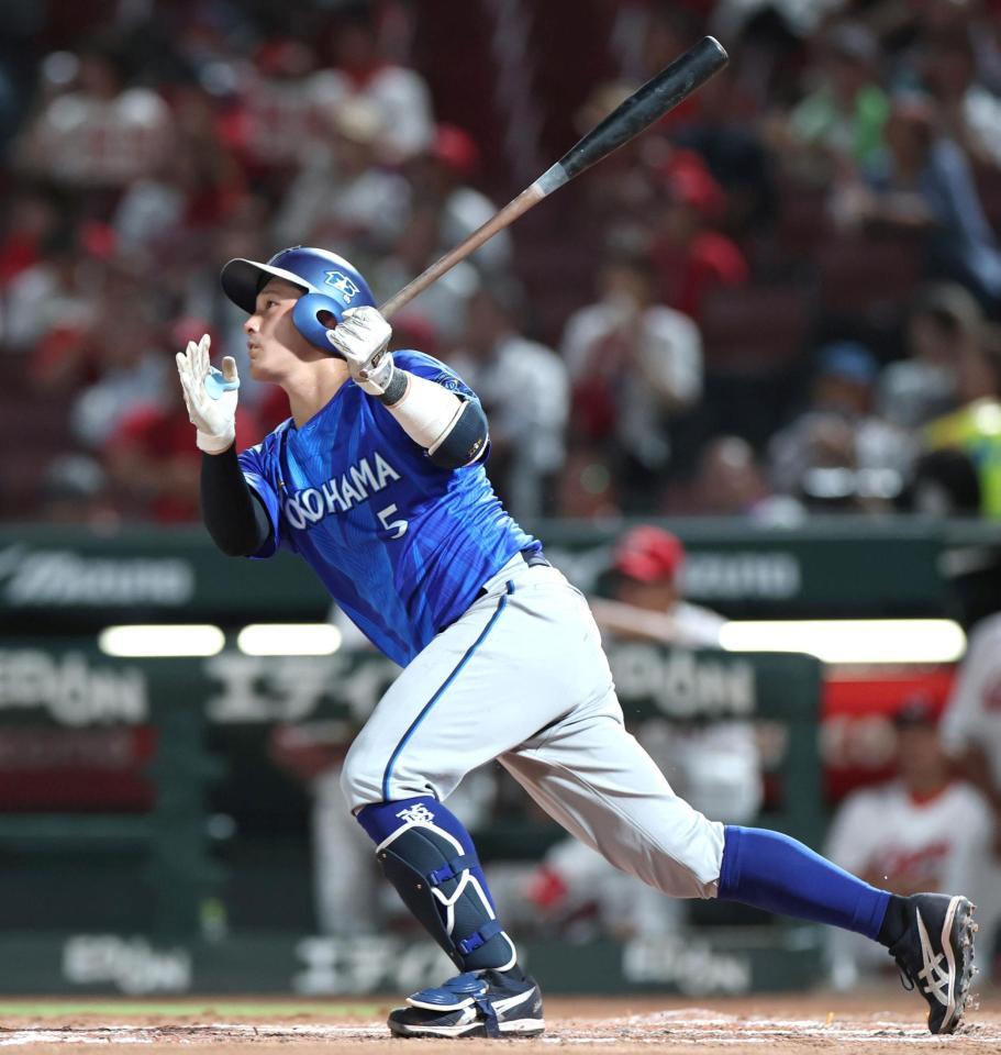 ４回、走者一掃となる適時二塁打を放つ松尾（撮影・北村雅宏）