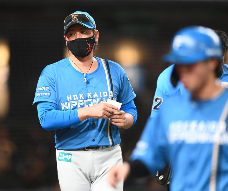 ８回、うつろな表情で選手交代を告げる新庄監督（撮影・園田高夫）