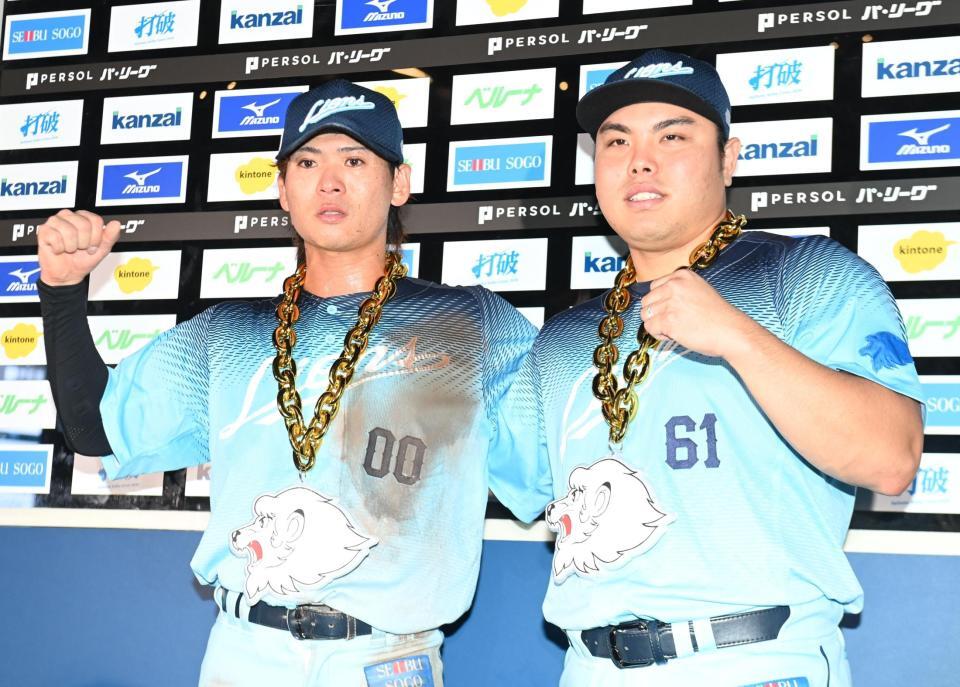 打のヒーローの仲田（左）と１０勝目を挙げた平良（撮影・園田高夫）