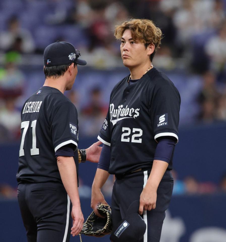 ６回、村林に適時打を許し岸田監督（左）に降板を告げられる九里（撮影・坂部計介）