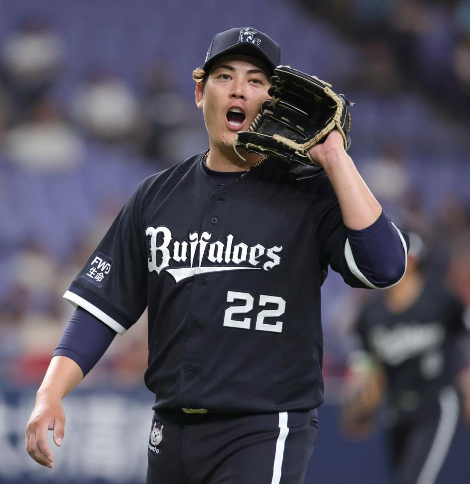 ５回、堀内の右飛で一走も併殺とした来田に笑顔を見せる九里（撮影・坂部計介）