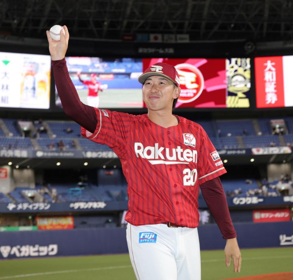 スタンドの声援にウイニングボールを掲げて応える伊藤（撮影・坂部計介）