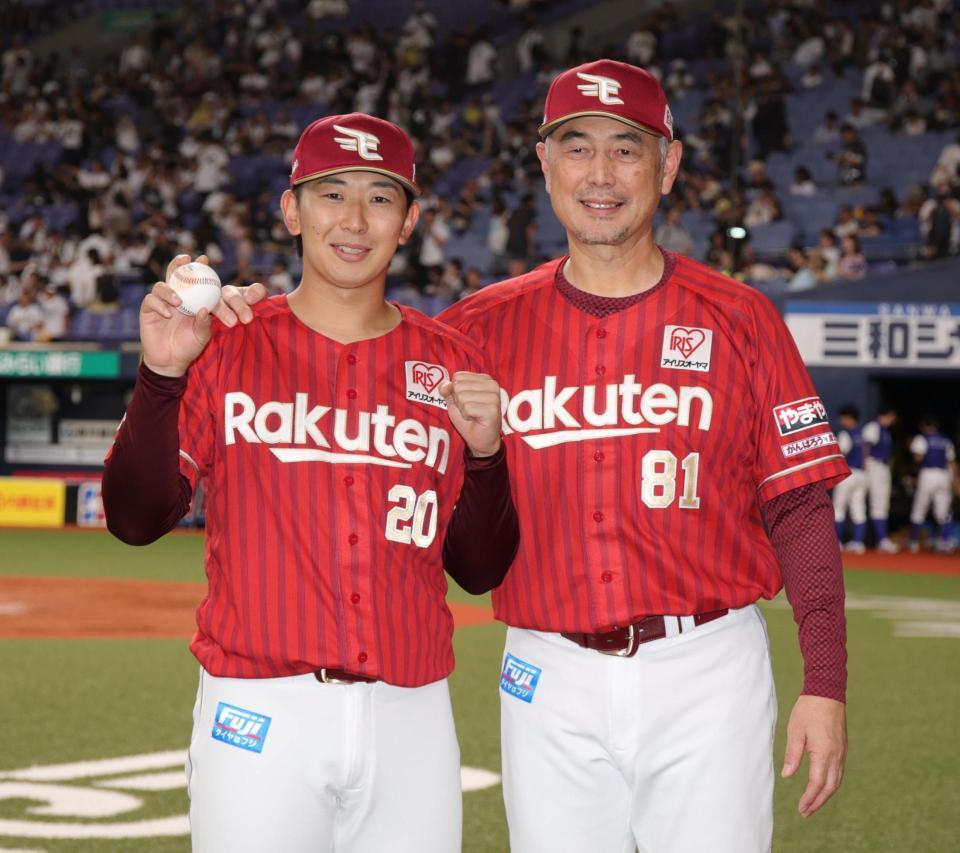 初先発で初勝利を挙げた伊藤（左）を労う吉井監督（撮影・坂部計介）
