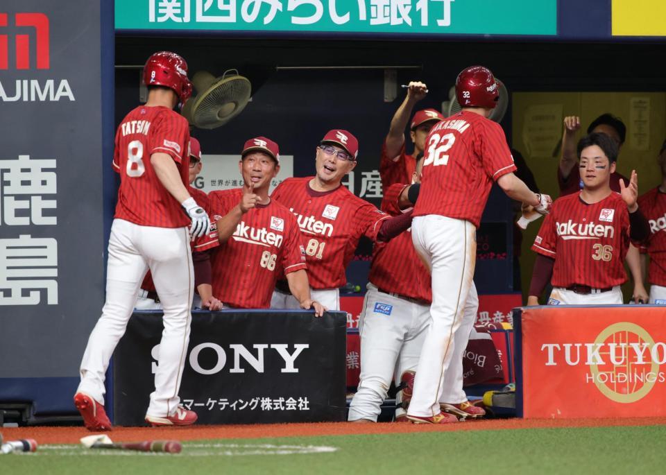 ６回、宗山の適時打にわく吉井監督ら楽天ベンチ（撮影・坂部計介）