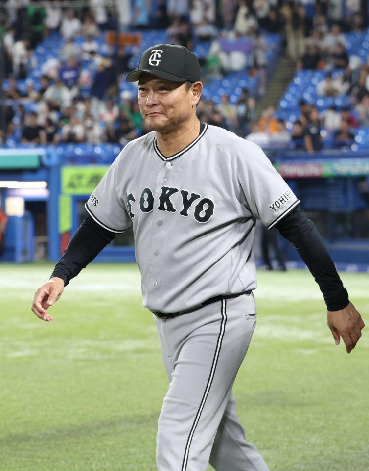 満足そうに球場を後にする橋上監督代行（撮影・金田祐二）