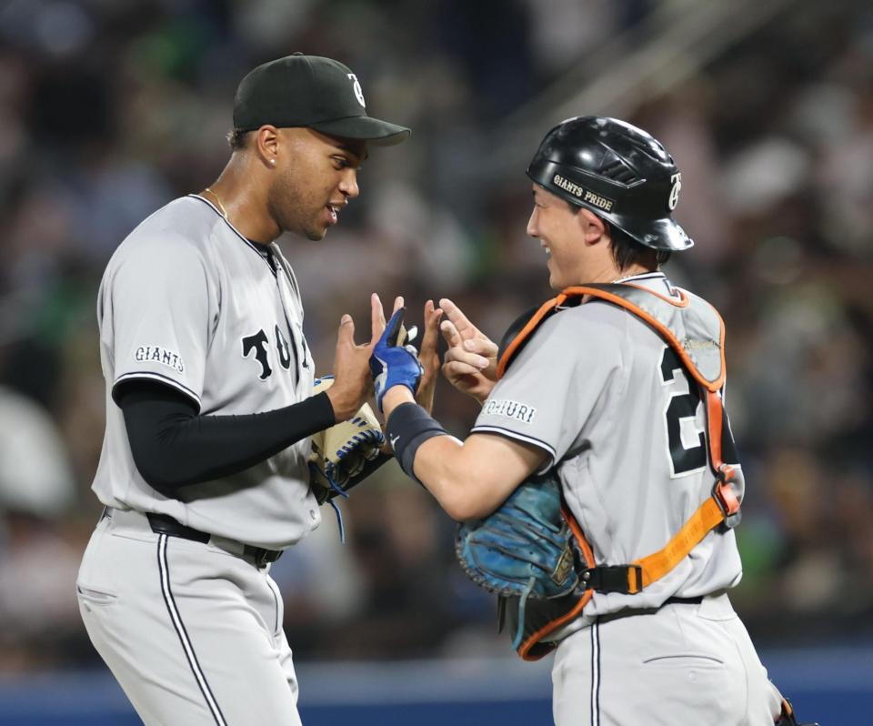 最後を締め小林と喜ぶマルティネス（撮影・金田祐二）