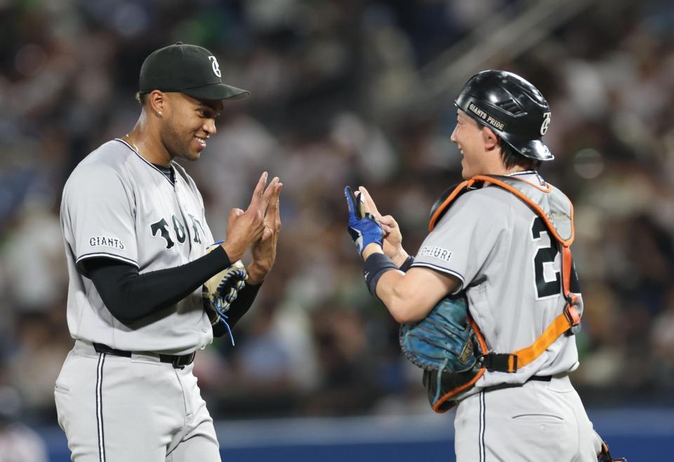 最後を締め小林と喜ぶマルティネス（撮影・金田祐二）