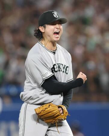 　８回、ピンチを脱し雄たけびを上げる田中瑛