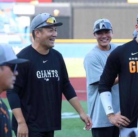 坂本と笑顔の田中（撮影・金田祐二）