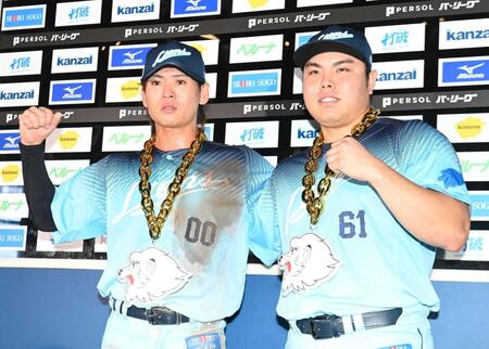 　打のヒーローの仲田（左）と１０勝目を挙げた平良