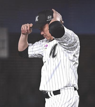 ８回、投手交代を告げたサブロー監督（撮影・開出牧）