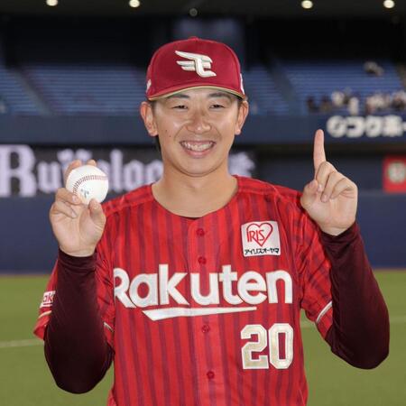 ウイニングボールを手に笑顔の伊藤（撮影・坂部計介）