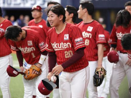 ナインとともにファンに挨拶をする伊藤（撮影・坂部計介）